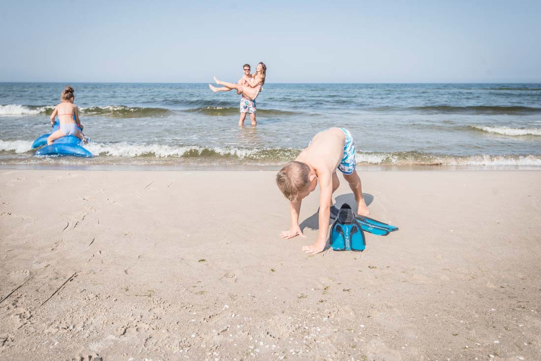 rodzinna zabawa na plaży